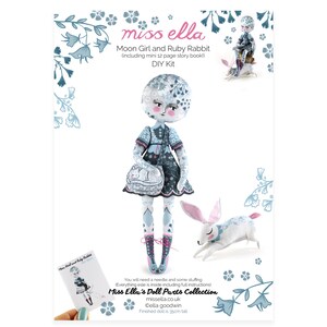 K&ouml;nnte beinhalten: Ein DIY-Kit f&uuml;r eine Moon Girl und Ruby Rabbit Puppe. Das Kit enth&auml;lt ein Mini-Geschichtenbuch mit 12 Seiten. Die fertige Puppe ist 35 cm gro&szlig;. Das Bild zeigt eine Puppe, ein Kaninchen und den Text "miss ella".