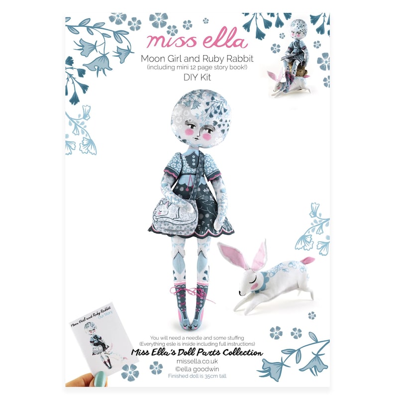K&ouml;nnte beinhalten: Ein DIY-Kit f&uuml;r eine Moon Girl und Ruby Rabbit Puppe. Das Kit enth&auml;lt ein Mini-Geschichtenbuch mit 12 Seiten. Die fertige Puppe ist 35 cm gro&szlig;. Das Bild zeigt eine Puppe, ein Kaninchen und den Text "miss ella".