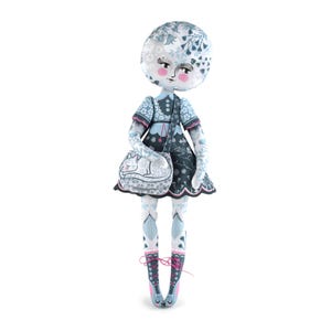 K&ouml;nnte beinhalten: Eine skurrile Puppe mit rundem Kopf und floralem Muster. Die Puppe tr&auml;gt ein blaues Kleid, eine passende Tasche mit Katzenmuster und Ballettschuhe. Das Gesicht der Puppe hat rosige Wangen und einen neutralen Ausdruck.