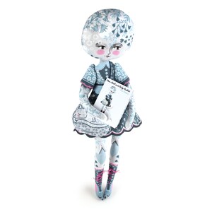 K&ouml;nnte beinhalten: Handgefertigte Puppe mit gro&szlig;em Kopf und floralem Muster. Die Puppe tr&auml;gt ein blaues Kleid und h&auml;lt ein Buch mit dem Titel "Moon Girl and Baby Rabbit". Eine passende Tasche mit Katzenmuster befindet sich auf der Schulter der Puppe.