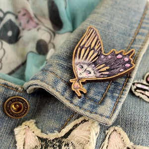 Broche Butterfly Girl - broche de madeira de cerejeira sustentável envernizada com borboletas