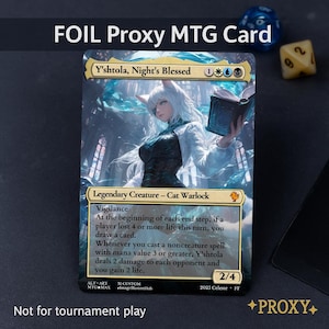 Puede incluir: Una carta MTG proxy FOIL con "Y'shtola, Night's Blessed", una Criatura Legendaria - Cat Warlock. El arte de la carta representa una figura femenina con orejas de gato sosteniendo un libro. La carta tiene un borde dorado e incluye texto sobre las habilidades de la carta. El texto "Not for tournament play" está en la parte inferior.