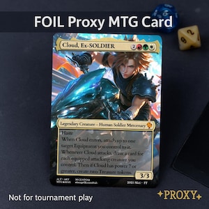 Puede incluir: Una carta MTG proxy FOIL con Cloud, Ex-SOLDIER. La tarjeta presenta una ilustración detallada de un personaje con detalles azules y plateados. El texto incluye "Legendary Creature - Human Soldier Mercenary" e instrucciones del juego. La tarjeta está marcada como "Not for tournament play."