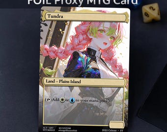 Può includere: Una carta MTG proxy foil con grafica in stile anime. La carta recita "Tundra" e "Land - Plains Island". L'opera d'arte raffigura un personaggio femminile con capelli rosa e occhi verdi. La carta ha anche il testo "Not for tournament play" e "PROXY."