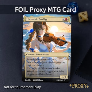 Op de afbeelding: Een foil proxy MTG-kaart met "Harmonic Prodigy". De kaartkunst toont een vrouw die viool speelt tegen een zonsondergang. De kaarttekst bevat "Creature - Human Wizard" en spelgerelateerde vaardigheden. Dobbelstenen zijn zichtbaar op de achtergrond.