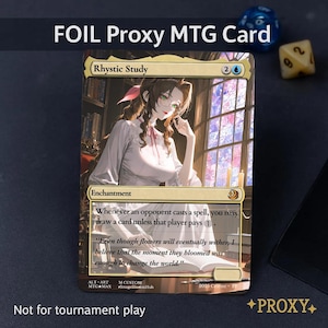 Może przedstawiać: Foliowana karta proxy MTG z tytułem "Rhystic Study" i słowem "Enchantment". Karta przedstawia kobietę w białej sukience. Karta ma złoty obramowanie i tekst gry. Kości są widoczne w tle.