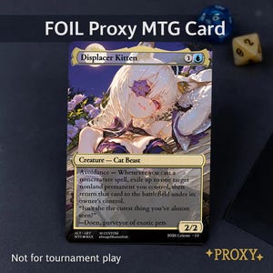 Könnte beinhalten: Eine "Displacer Kitten" Magic: The Gathering Proxy-Karte. Die Karte zeigt eine Anime-Illustration eines katzenartigen Wesens mit weißen Haaren und lila Akzenten. Der Kartentext enthält den Kreaturentyp, Fähigkeiten und Flavor-Text. Die Karte ist mit "Not for tournament play" gekennzeichnet.
