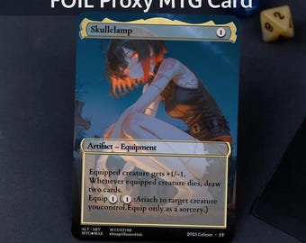 Op de afbeelding: Een foil proxy MTG-kaart met het Skullclamp-artefact. De kaartkunst toont een vrouwelijke figuur met rode accenten. Tekst bevat "Artifact - Equipment" en kaartvaardigheden. De onderkant leest "Not for tournament play" en "PROXY".