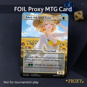 以下が含まれることがあります： 「Bristly Bill, Spine Sower」が描かれたフォイルプロキシMTGカード。カードアートは、ひまわり畑で黄色のトップスと白いドレスを着た女性を描いています。「Legendary Creature - Plant Druid」とゲームルールを含むテキスト。カードには「Not for tournament play」と記載されています。