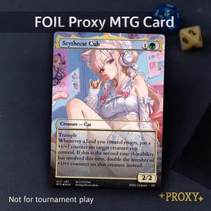 Peut inclure: Carte MTG proxy foil avec une illustration de style anime d'un personnage aux oreilles de chat, aux cheveux roses, avec un casque et une tenue blanche. La carte est intitulée "Scythecat Cub" et comprend du texte de jeu et 2/2.