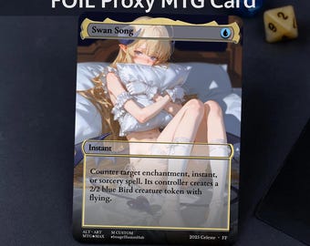 Op de afbeelding: Een foil proxy MTG-kaart met de spreuk "Swan Song". De kaartkunst toont een persoon die een kussen vasthoudt. De kaarttekst bevat "Instant" en het effect van de spreuk. De onderkant van de kaart luidt "Not for tournament play."