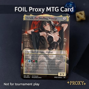 Puede incluir: Una carta MTG proxy foil con Azlask, el Azote Hinchado. La ilustración muestra un personaje femenino vestido de negro. El texto de la carta detalla la mecánica del juego y está marcado como "Not for tournament play."