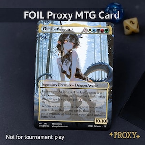 Puede incluir: Una carta MTG proxy foil con "The Ur-Dragon", una ilustración fantástica de un avatar de dragón. La carta tiene 10/10 de fuerza/resistencia y el texto "Not for tournament play". Borde negro y acabado dorado.