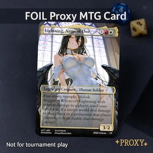 Könnte beinhalten: Eine Foil-Proxy-MTG-Karte mit einer weiblichen Figur in einem weißen Kleid mit schwarzen Flügeln. Die Karte trägt den Titel "Lightning, Army of One" und enthält Spieltext. Die Karte ist mit "Not for tournament play" gekennzeichnet.