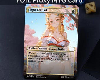 Può includere: Una carta MTG proxy FOIL con Esper Sentinel. La carta presenta un'illustrazione colorata di un personaggio femminile con lunghi capelli biondi e orecchie da elfo. Il testo recita "Artifact Creature - Human Soldier". La carta è contrassegnata come "Not for tournament play".