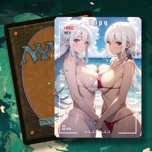 Op de afbeelding: Een Magic: The Gathering-kaart met twee vrouwen in anime-stijl in bikini's op een strand. De kaart heeft het label "Copy" en een "REC"-pictogram, met de tekst "TOKEN" en "4K 50 FPS". De achterkant van de kaart is zichtbaar.
