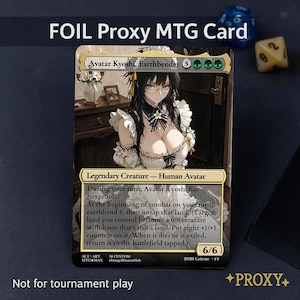 Peut inclure: Une carte MTG proxy foil représentant Avatar Kyoshi, Earthbender. La carte présente une illustration détaillée d'une femme en costume de femme de chambre. Le texte de la carte comprend des mécaniques de jeu et le texte "Not for tournament play."