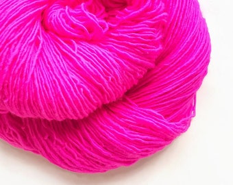 POP bij NOTHING roze handgeverfd garen Vingersok dk volumineus garen merinowol garen enkelvoudig of laag. jij kiest de basis. diep neon felroze garen