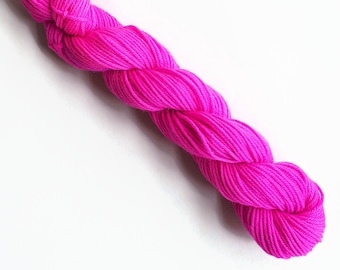 Handgeverfde ministreng van merinowol: neonroze garen