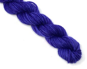 DEEP PERI hand dyed yarn mini skein. sock fingering dk yarn, wool knitting crochet. sock mini semi-solid. dark periwinkle purple blue yarn