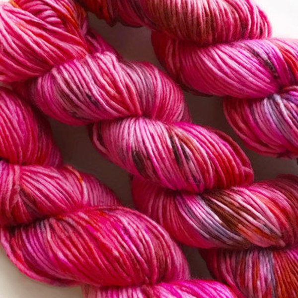 Bläschen / hand gefärbte Garn / speckle Garn / waschbare Merino Wolle / matschig weich / single Dk Garn / rot Fuchsia pink lila Garn