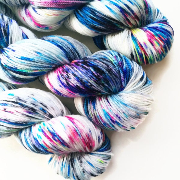 Phoenix / hand gefärbte Garn / waschbare Merino-Wolle Socken Garn / verdrehen Socke Fingersatz Garn / blau schwarz pink multicolor weißen Garn / speckle Garn