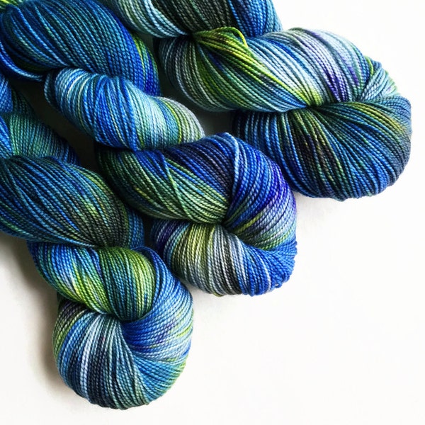 Feld und streamen / hand gefärbte Garn / waschbare Merino-Wolle Socken Garn / Fingersatz Garn / 2 lagig / blau grüne Olive weißen Garn / speckle Garn