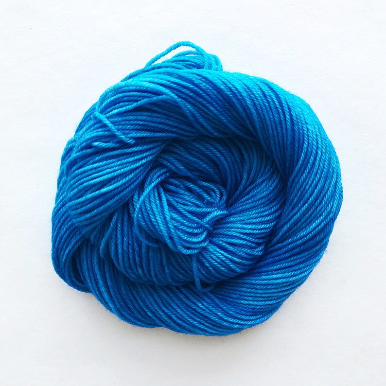 FRENCH BLUE filato tinto a mano calzino dk filato voluminoso super wash filato di lana merino singolo o strato. scegli la tua base. blu medio immagine 2