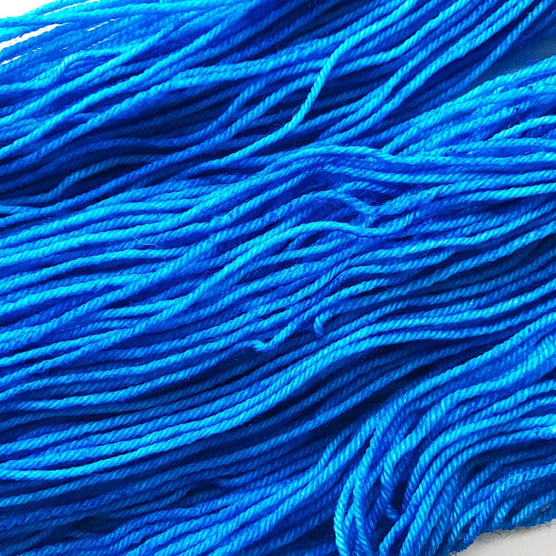 FRENCH BLUE filato tinto a mano calzino dk filato voluminoso super wash filato di lana merino singolo o strato. scegli la tua base. blu medio immagine 4