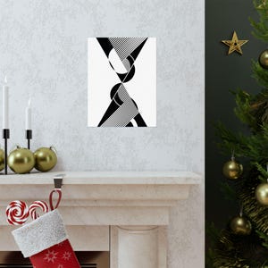 Pode incluir: Uma impressão de arte de parede retangular com um design geométrico em preto e branco de alto contraste. A composição consiste em formas pretas sólidas que se cruzam e áreas preenchidas com linhas diagonais paralelas finas, criando um padrão.