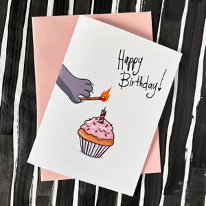 Carte d'anniversaire, carte d'anniversaire drôle avec message intérieur, chat qui a appris à utiliser des allumettes, enveloppe rose, carte d'anniversaire de chat