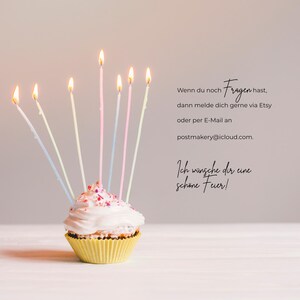 Może przedstawiać: Biały cupcake z r&oacute;żowymi i białymi posypkami, ozdobiony kolorowymi świeczkami. Cupcake stoi na białym drewnianym podłożu. Tekst "Wenn du noch Fragen hast, dann melde dich gerne via Etsy oder per E-Mail an postmakery@icloud.com. Ich w&uuml;nsche dir eine sch&ouml;ne Feier!" jest napisany czarnym kolorem na białym tle.