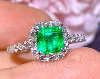 Beautiful 1.8 Ctw Vivid Green Colombian Emerald & Diamond 18K White Gold Classic Ring