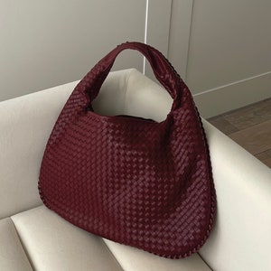 Grand sac à bandoulière bordeaux pour femme en cuir végétalien tressé rouge cerise, sac à main hobo pour boulettes bordeaux, sac à main de voyage bordeaux, sac à main tressé