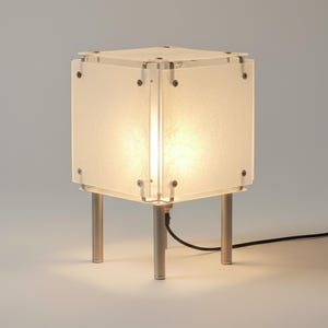 Lámpara de mesa minimalista japonesa Shoji Wasi X: luz única hecha a mano con efecto papel.