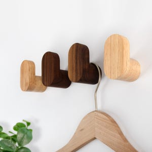 Juego de ganchos de pared personalizados de nogal/roble, gancho decorativo para abrigos, clavo para pared de entrada, gancho simple para sombreros, regalo moderno para decoración del hogar.