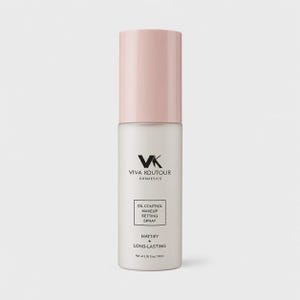 Puede incluir: Un frasco blanco de spray fijador de maquillaje con tapa rosa claro. El frasco tiene el texto "VIVA KOUTOUR COSMETICS" y "OIL CONTROL MAKEUP SETTING SPRAY". También dice "MATTIFY + LONG-LASTING". Contenido neto 100ml.