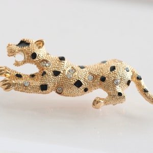 Vintage Gold Ton Leopard Brosche mit klaren Strasssteinen und schwarzen Emaille Punkten // Luluglitterbug