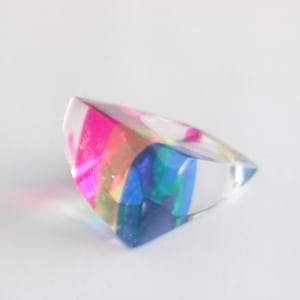 Vintage clear lucite ring with blue, yellow, and pink stripes | Mid-century statement jewelry size 7 | Retro colorful plastic ring