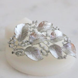 Broche vintage con forma de hoja de Lisner, broche con diseño floral en tono plateado.