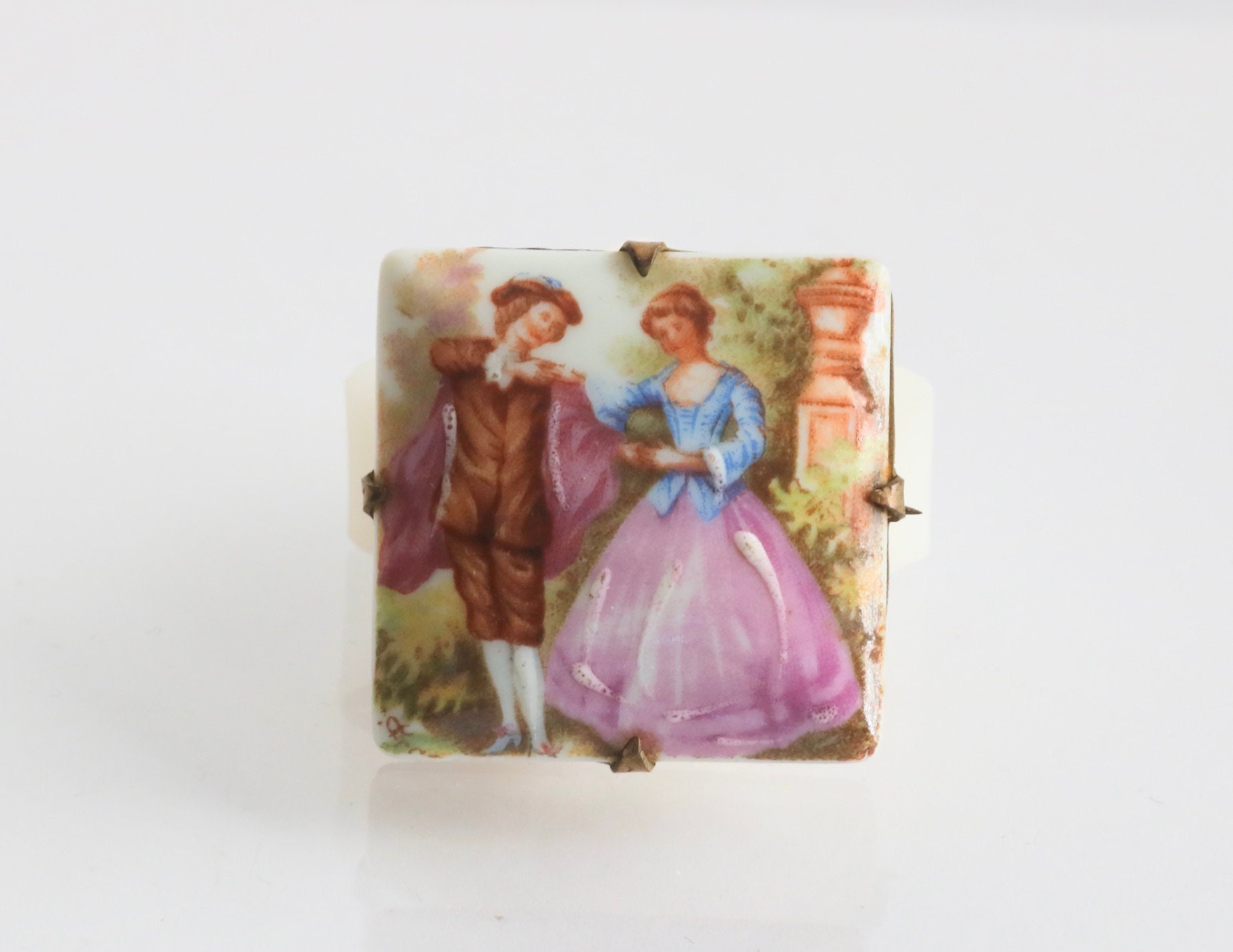 Broche Ancienne En Porcelaine De Limoges - Scène Romantique - Vintage REF10990J - Occasion