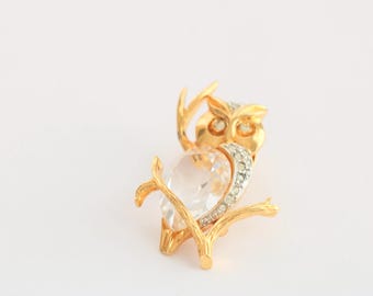 Broche de coruja em metal dourado com cristais e strass.