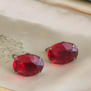 Vintage Red Plastic Cabochon Screw Back Earrings // Costume Jewelry // luluglitterbug