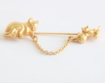 Vintage Avon Mother's Love Cat & Kitten Stick Pin (1982) Gold Tone Jabot // luluglitterbug