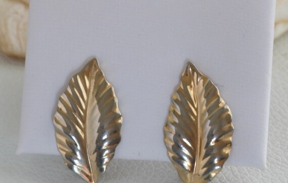 Louis Feraud Gold Leaf Clip On Earrings // Vintag… - image 4