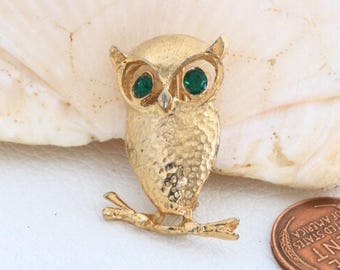 Uilenbroche met groene strass-steentjes, vintage goudkleurige vogelspeld