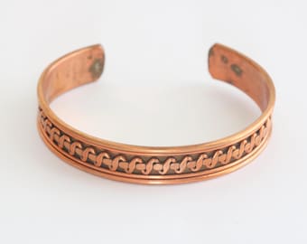 Vintage-Armreif aus Kupfer mit elegantem Design und Patina-Finish