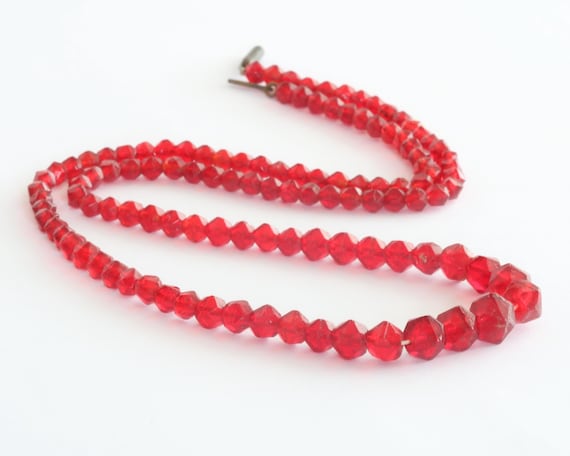 Vintage Art Deco Red Glass Bicone Beaded Graduated Necklace  // Vintage Jewelry // luluglitterbug