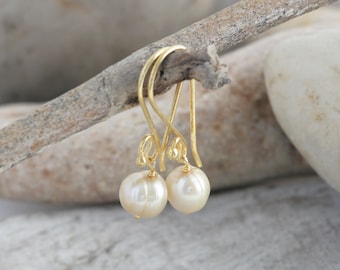 Gold Vermeil Champagne Freshwater Pearl Dangle Drop Pierced Earrings // Artisan Handcrafted Natural Gemstone Jewelry // luluglitterbug