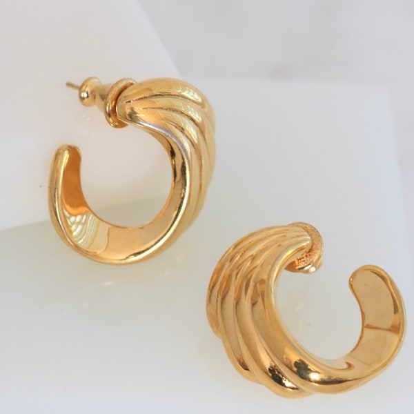 Monet Gold Tone Circle Style Pierced Earrings // Vintage Jewelry // luluglitterbug